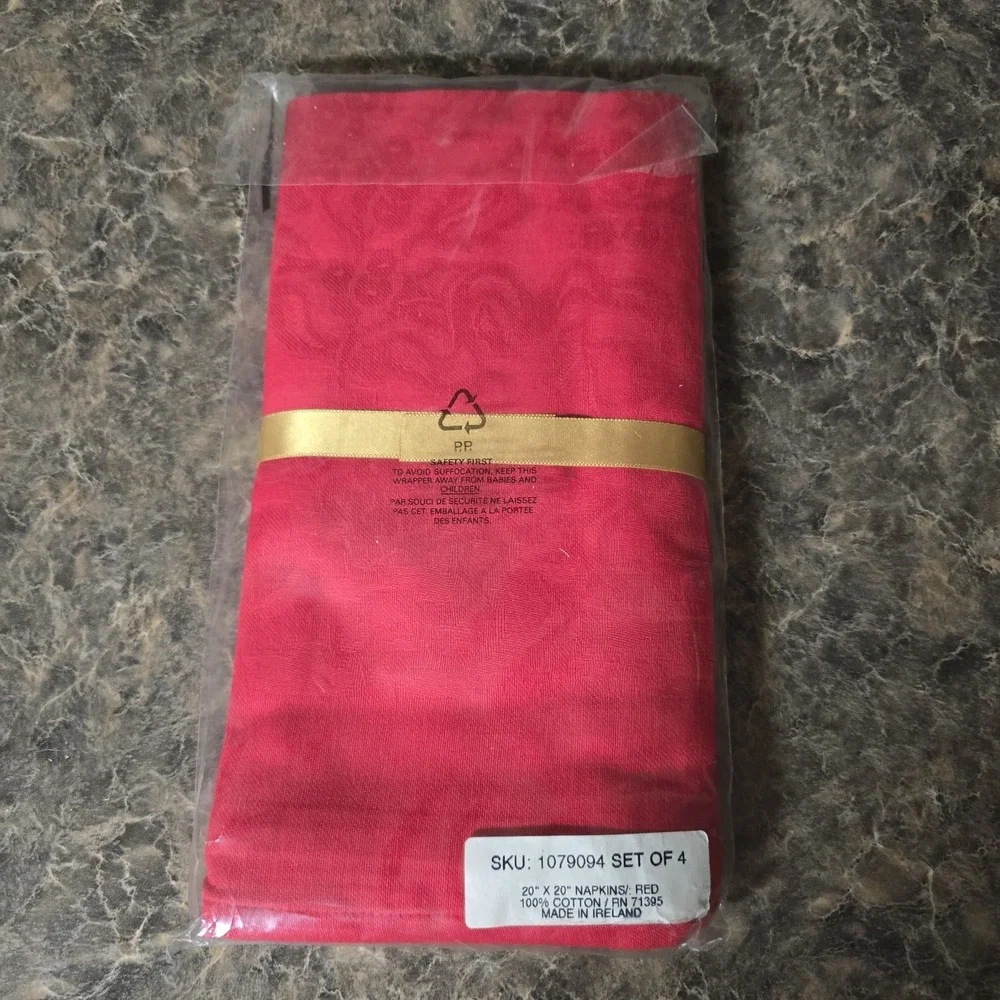 NWT Williams Sonoma Irish Damask Holly Ribbons Christmas 4 Napkins 20x20